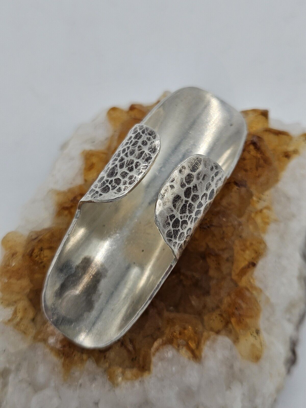 SILVER 925 ARMOUR RING. HAMMERED PATTERN. ADJUSTABLE.