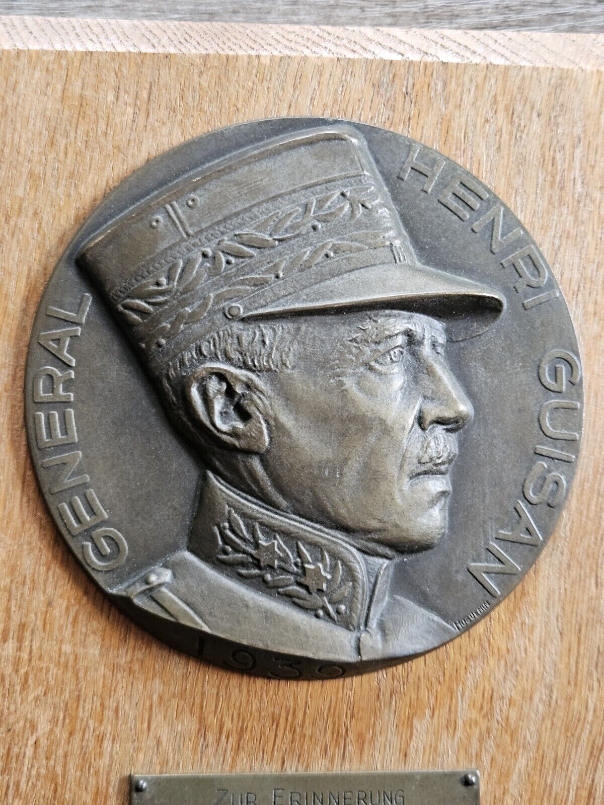 WW2 PLAQUE GENERAL HENRI GUISAN 1939, "IN MEMORY OF". BRONZE? WOOD BACKING.