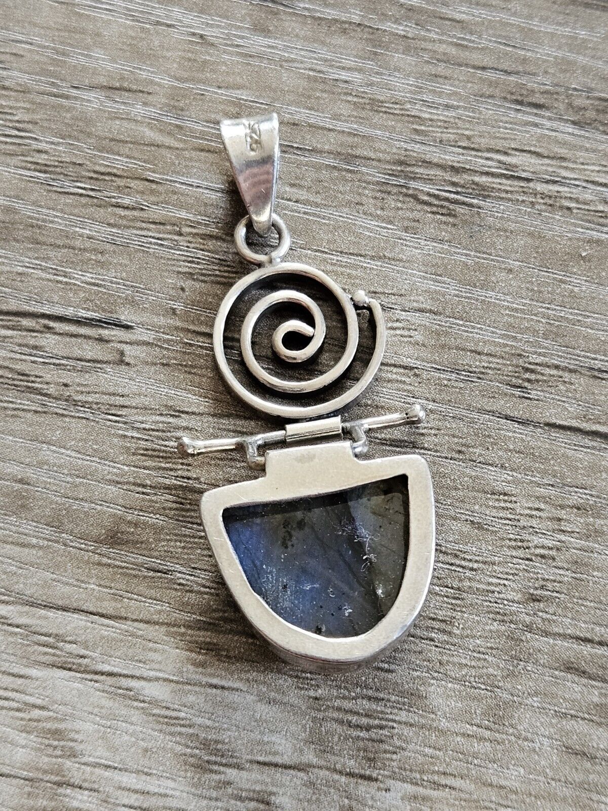 Sterling 925 Silver Labradorite Gemstone Pendant. 10.8g