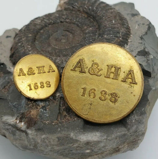 2x ANCIENT & HONORABLE ARTILLERY Civil War UNIFORM BUTTON A & HA 1638, Brass 