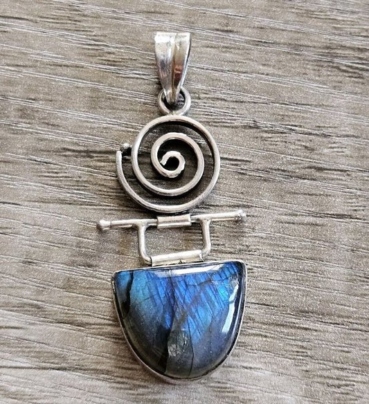 Sterling 925 Silver Labradorite Gemstone Pendant. 10.8g
