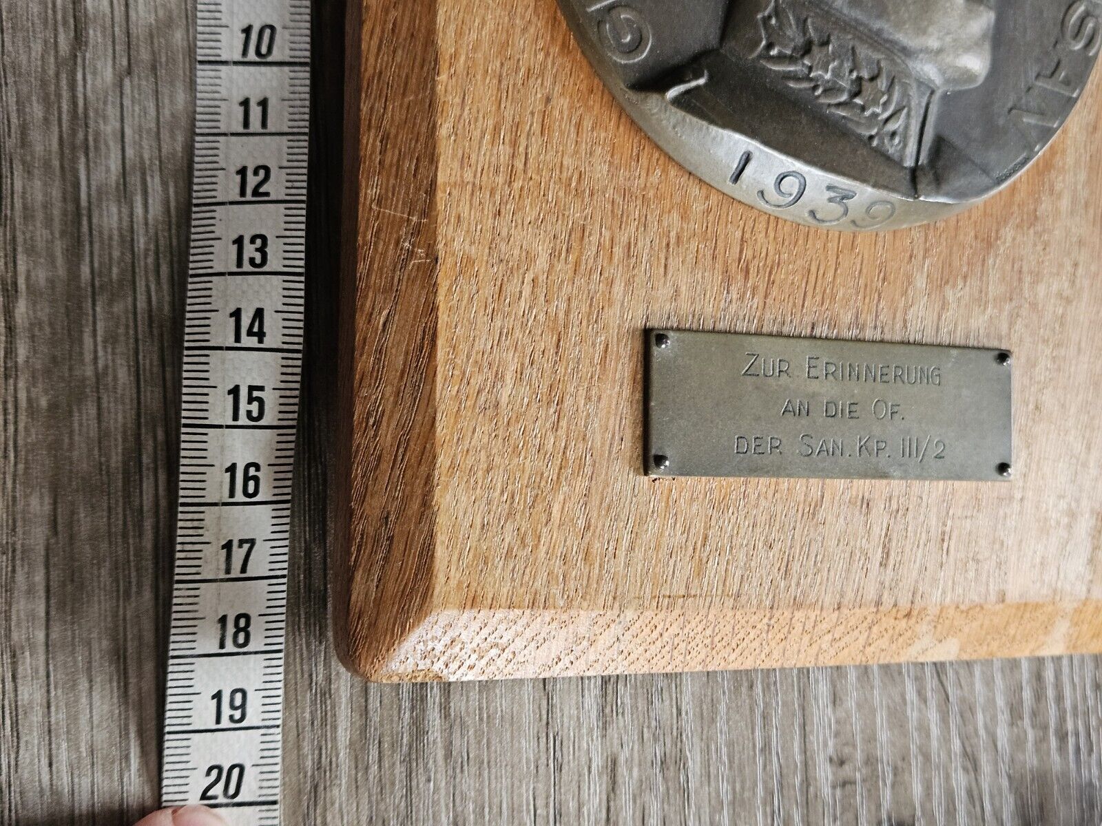 WW2 PLAQUE GENERAL HENRI GUISAN 1939, "IN MEMORY OF". BRONZE? WOOD BACKING.