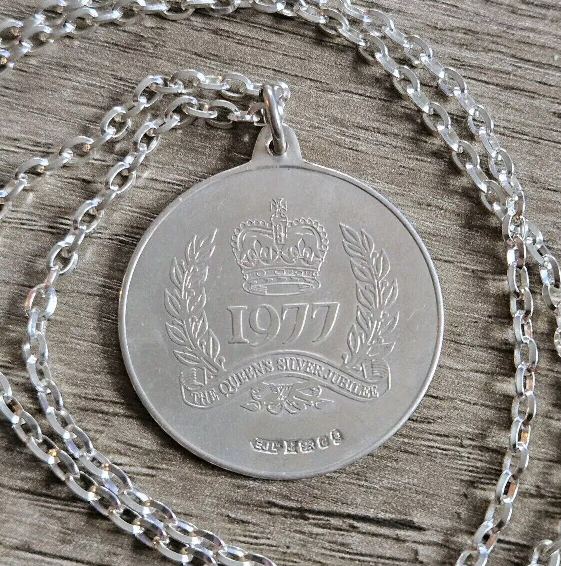 Sterling Silver 1977 Queens Silver Jubilee Necklace Medallion, Heavy 27g, Ingot.