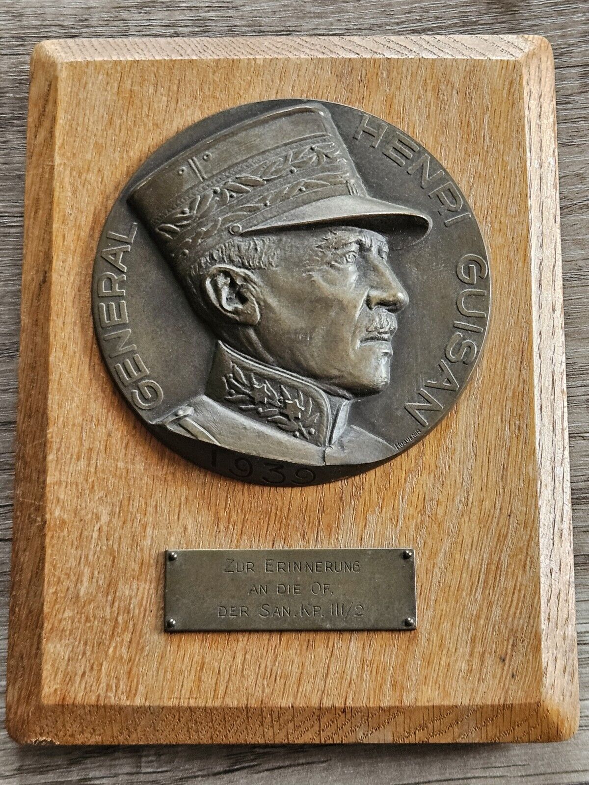 WW2 PLAQUE GENERAL HENRI GUISAN 1939, "IN MEMORY OF". BRONZE? WOOD BACKING.