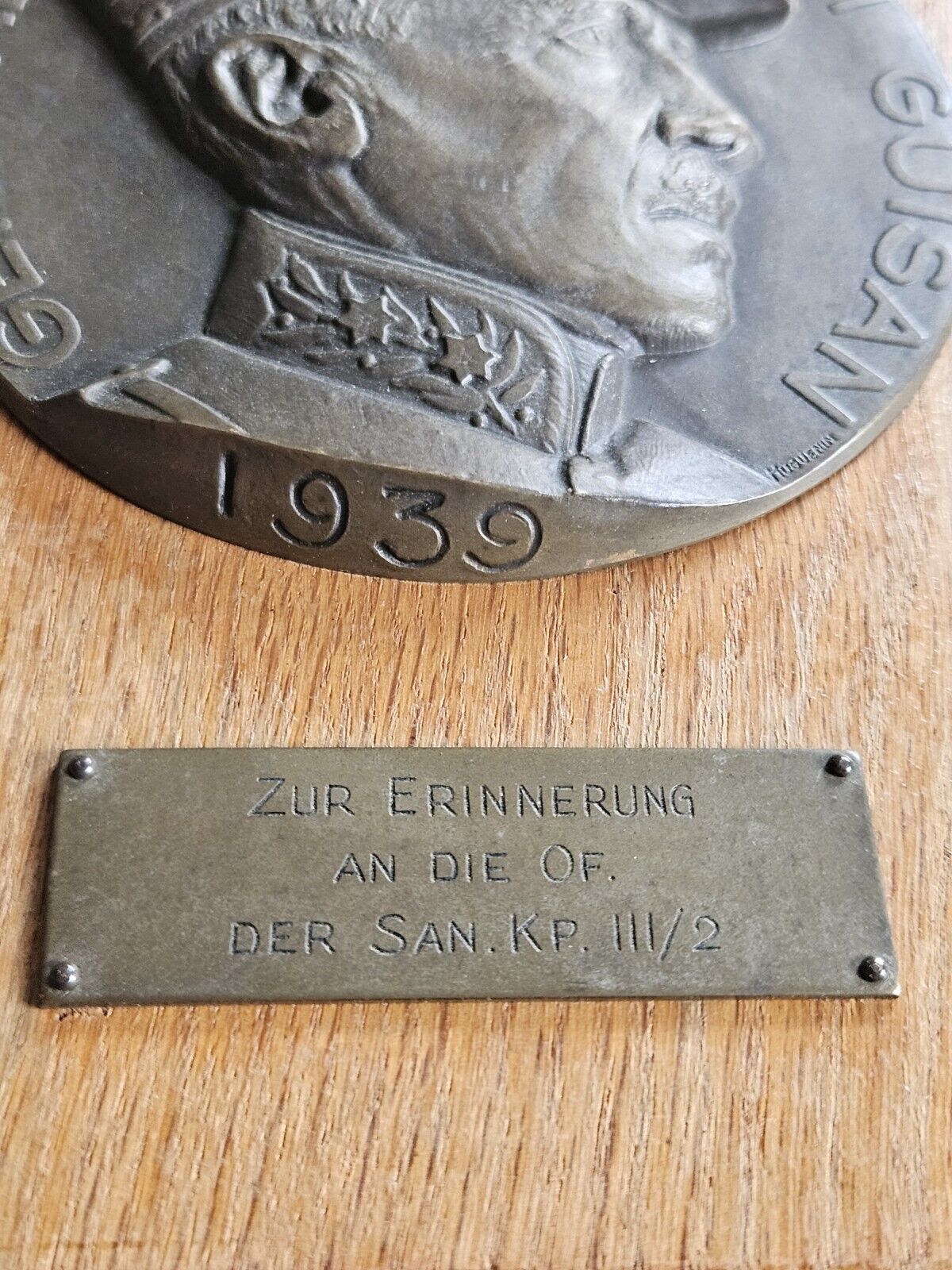 WW2 PLAQUE GENERAL HENRI GUISAN 1939, "IN MEMORY OF". BRONZE? WOOD BACKING.