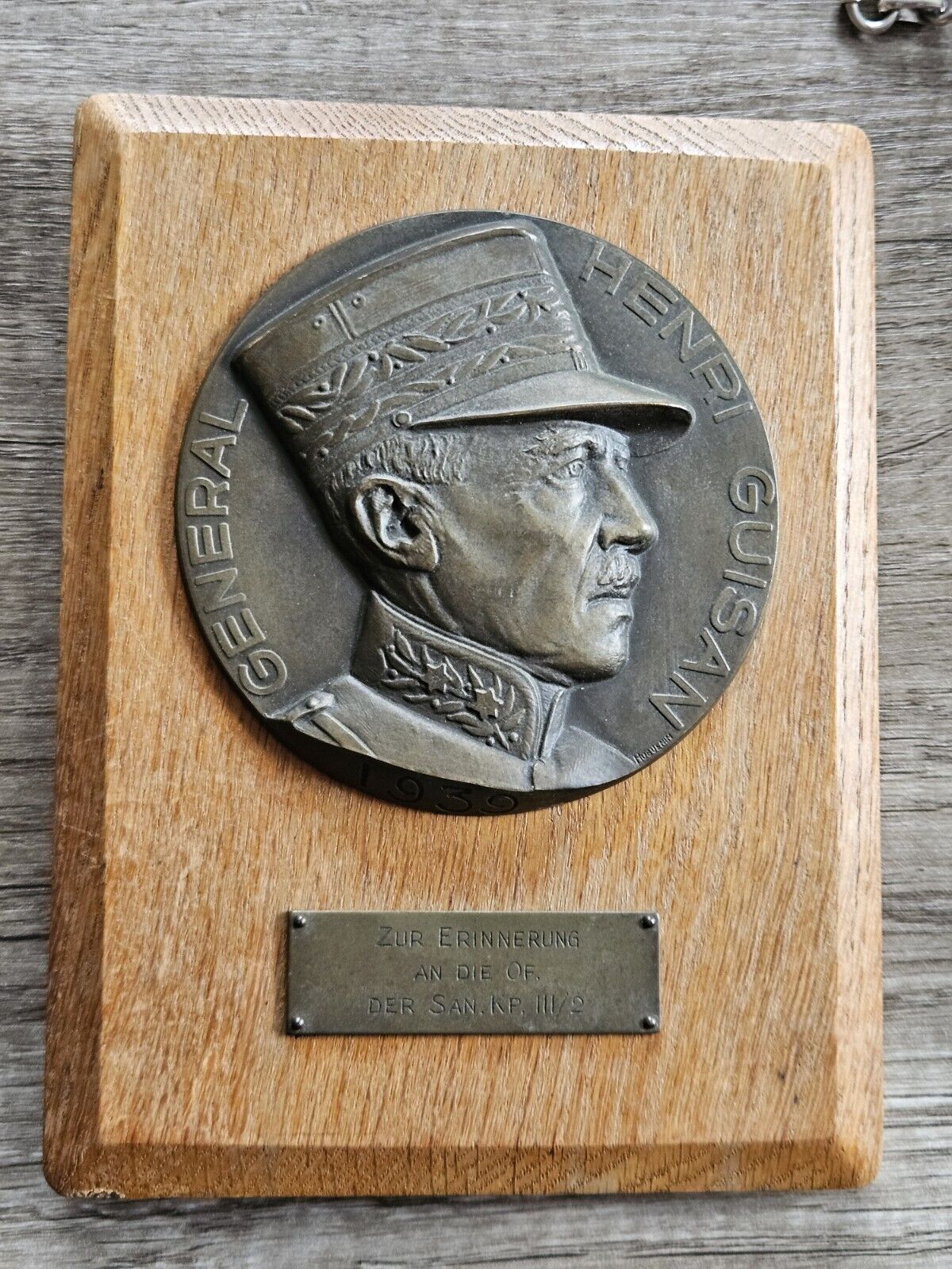 WW2 PLAQUE GENERAL HENRI GUISAN 1939, "IN MEMORY OF". BRONZE? WOOD BACKING.